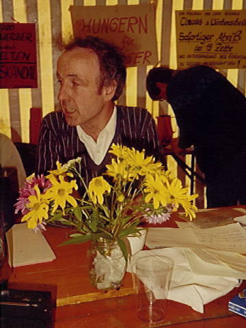 Geburtstagsfeier und Blumen im Zelt